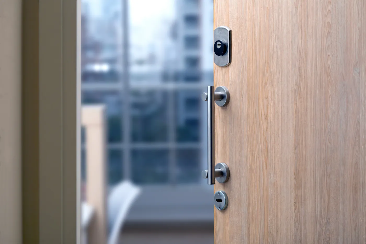 Artisan serrurier posant une serrure de porte d'entrée en Île-de-France